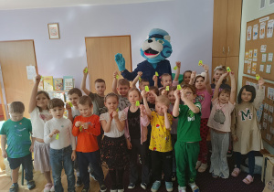 Grupowe zdjęcie dzieci z kotem Prewencjuszem