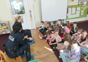 Policjantki rozmawiają z dziećmi o bezpiecznym zachowaniu się w stosunku do obcych