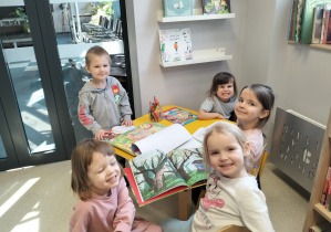 Dzieci oglądają książeczki