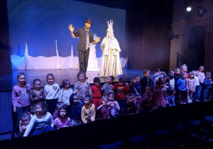 Zdjęcie dzieci z aktorami spektaklu