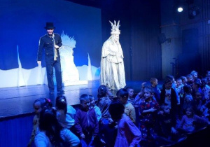 Zdjęcie dzieci z aktorami spektaklu