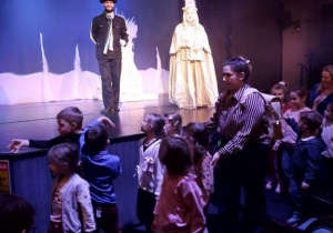 Zdjęcie dzieci z aktorami spektaklu