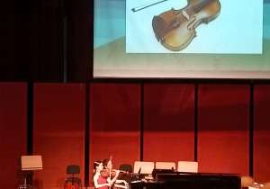 Dziewczynka gra na skrzypcach.