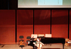 Dziewczynka gra na wiolonczeli