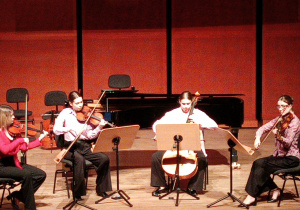 Dziewczyny grają na instrumentach smyczkowych