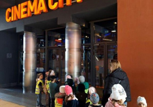 Wycieczka do kina na bajkę "Kicia Kocia w podróży"