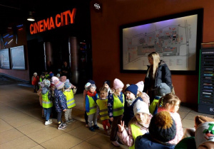 Wycieczka do kina na bajkę "Kicia Kocia w podróży"