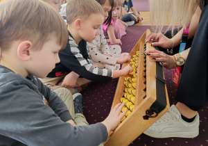 Dzieci oglądają liczydło