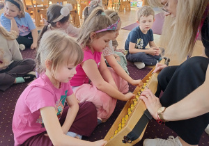 Dzieci oglądają liczydło