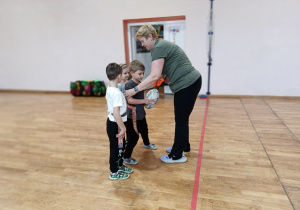 Trenerka ustawia dzieci