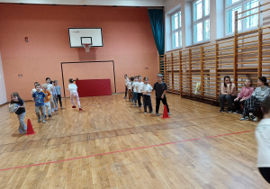 Dzieci stoją podzielone na dwie drużyny