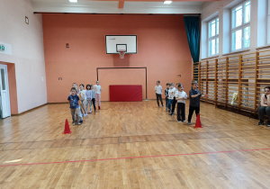 Dzieci stoją podzielone na dwie drużyny