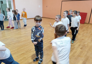 Dzieci stoją podzielone na dwie drużyny