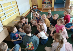 Mama Olka czyta dzieciom bajkę