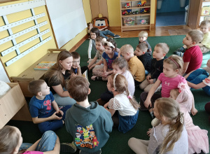 Rodzice czytają dzieciom w grupie III