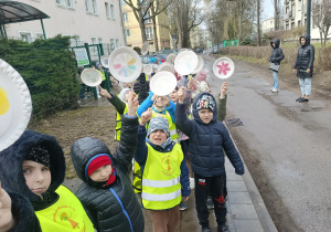 Dzieci idą na wiosenny spacer