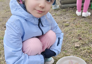 Dzieci sadzą wykonane własnoręcznie kwiaty