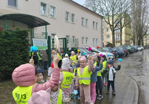 Dzieci idą na wiosenny spacer