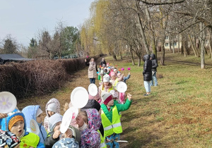 Dzieci idą na spacer w poszukiwaniu wiosny