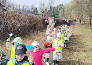 Dzieci idą na spacer w poszukiwaniu wiosny