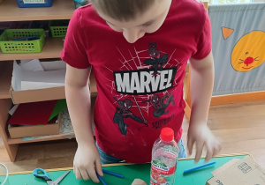 Dzieci wykonują konstrukcje z materiałów do powtórnego przetworzenia.