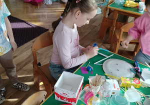 Dzieci wykonują konstrukcje z materiałów do powtórnego przetworzenia.