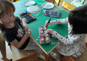 Dzieci wykonują konstrukcje z materiałów do powtórnego przetworzenia.