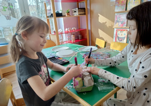 Dzieci wykonują konstrukcje z materiałów do powtórnego przetworzenia.