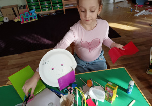 Dzieci wykonują konstrukcje z materiałów do powtórnego przetworzenia.