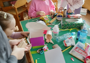Dzieci wykonują konstrukcje z materiałów do powtórnego przetworzenia.
