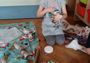 Dzieci wykonują konstrukcje z materiałów do powtórnego przetworzenia.