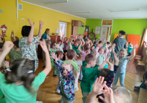 Dzieci biorą udział w zabawach z okazji balu wiosny