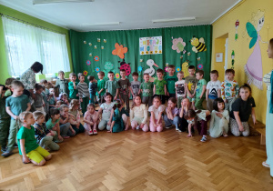 Dzieci biorą udział w zabawach z okazji balu wiosny