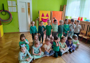 Dzieci biorą udział w zabawach z okazji balu wiosny