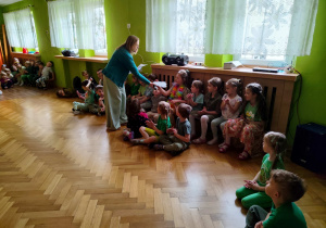 Dzieci biorą udział w zabawach z okazji balu wiosny