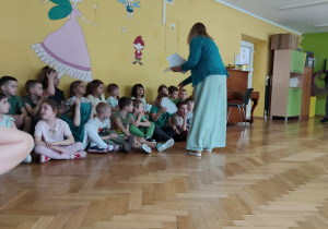 Dzieci biorą udział w zabawach z okazji balu wiosny