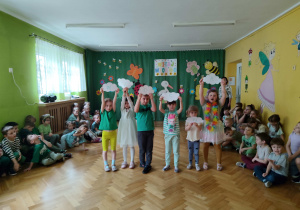 Dzieci biorą udział w zabawach z okazji balu wiosny