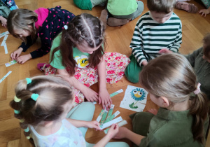 Dzieci biorą udział w zabawach z okazji balu wiosny