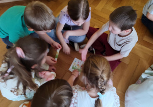 Dzieci biorą udział w zabawach z okazji balu wiosny