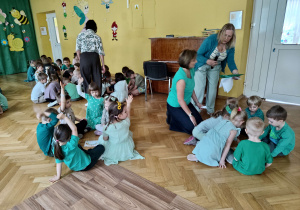 Dzieci biorą udział w zabawach z okazji balu wiosny