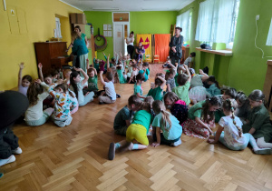 Dzieci biorą udział w zabawach z okazji balu wiosny