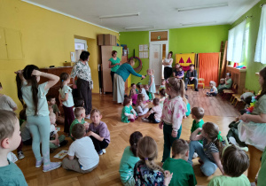 Dzieci biorą udział w zabawach z okazji balu wiosny