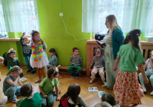 Dzieci biorą udział w zabawach z okazji balu wiosny