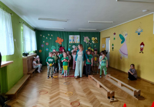 Dzieci biorą udział w zabawach z okazji balu wiosny