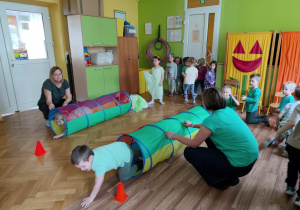 Dzieci biorą udział w zabawach z okazji balu wiosny