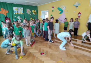 Dzieci biorą udział w zabawach z okazji balu wiosny