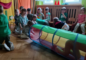 Dzieci biorą udział w zabawach z okazji balu wiosny