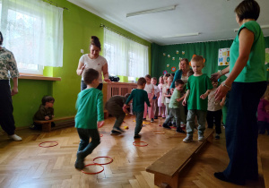 Dzieci biorą udział w zabawach z okazji balu wiosny