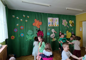 Dzieci biorą udział w zabawach z okazji balu wiosny