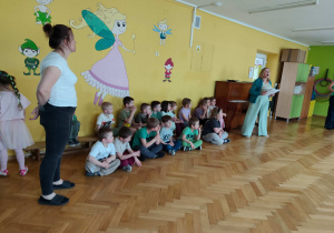 Dzieci biorą udział w zabawach z okazji balu wiosny